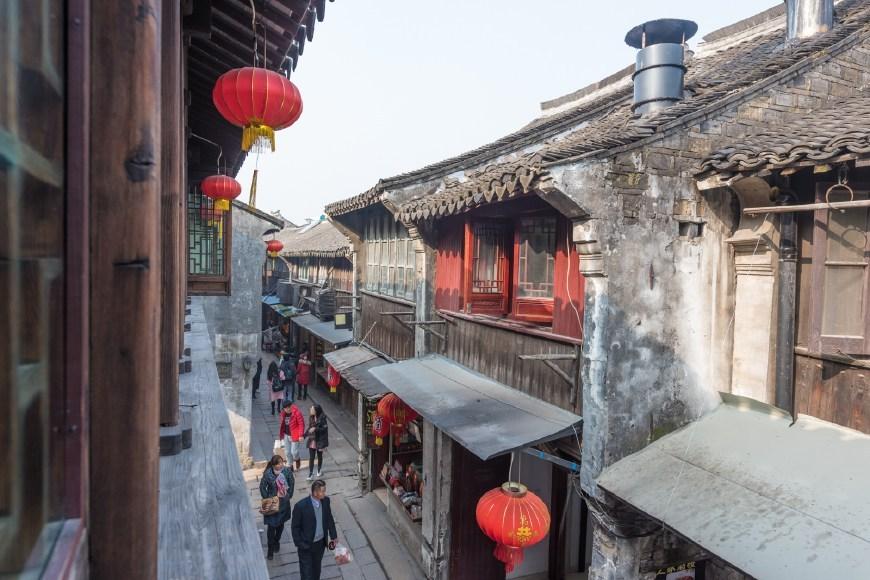 网红挑战“超辣”火鸡面,嘴巴都吃肿了,网友看后:差点信了!